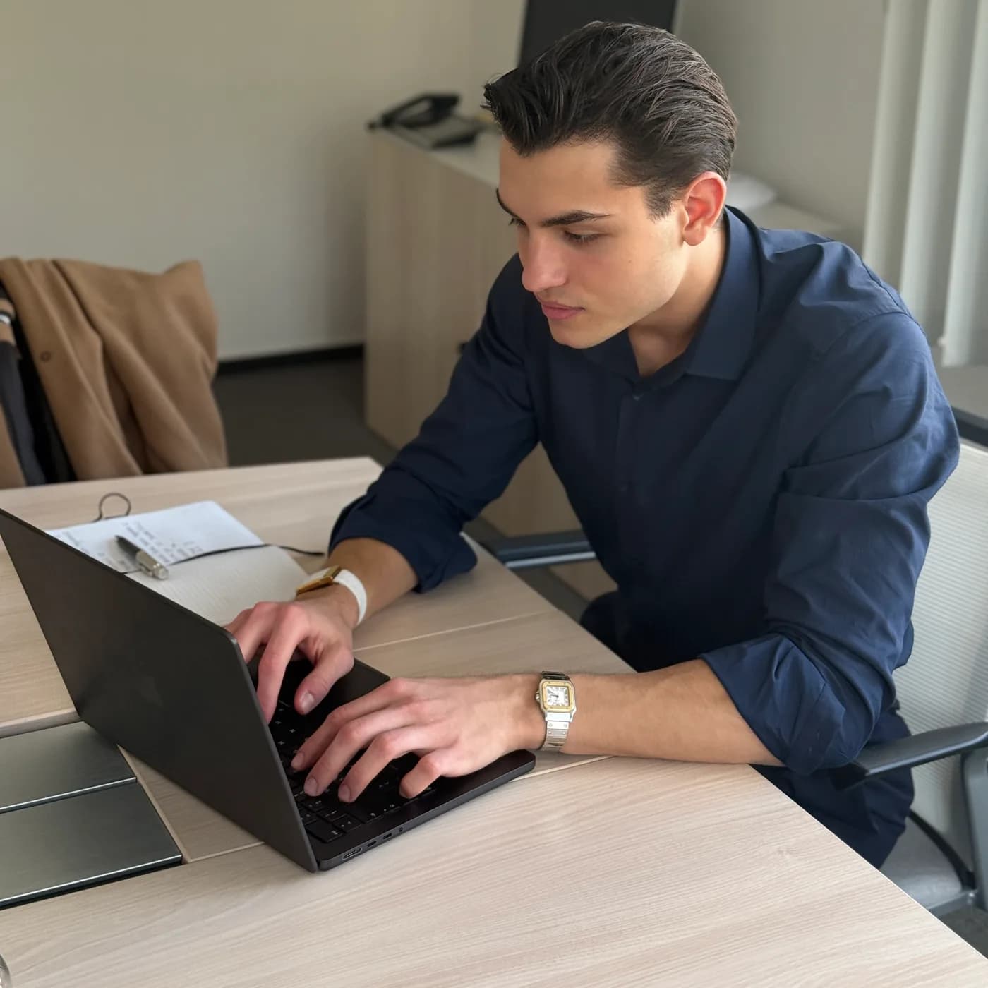 Luca Benedetti am Laptop im Büro