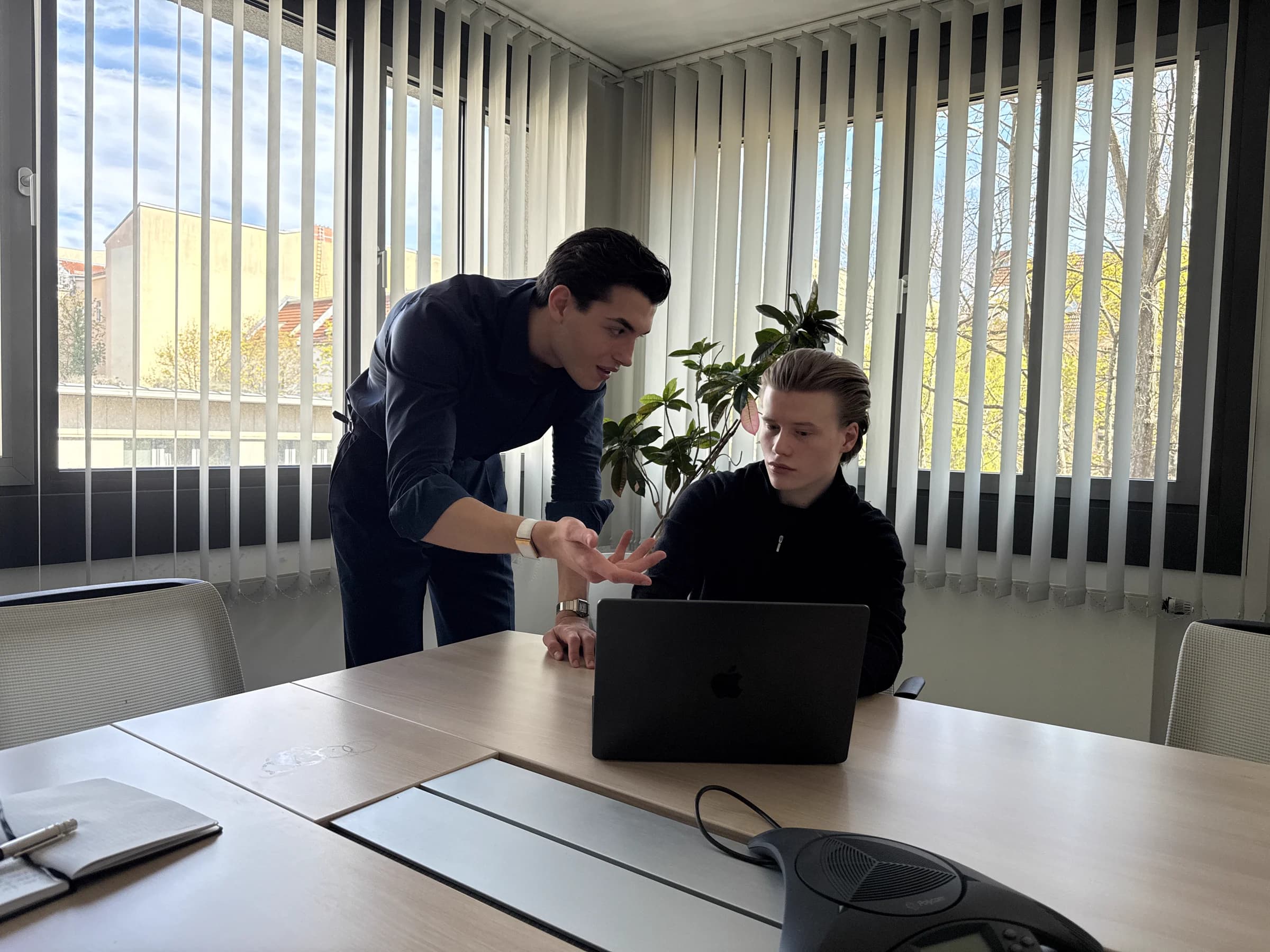 Luca Benedetti und Friedrich Scheve am Besprechungstisch